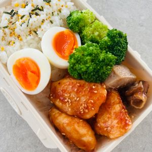 Riyoの作ってみた!投稿(＼焼肉のタレで絶品／ワンパン10分【手羽元ヤンニョムチキン】)