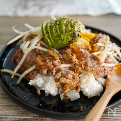 豚こまで♪とろーりたまごと焼肉アボカ丼！