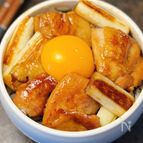 ご飯にどーんとのせて大満足◎【鶏肉とネギの照り焼き丼】