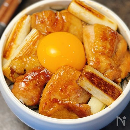ご飯にどーんとのせて大満足◎【鶏肉とネギの照り焼き丼】