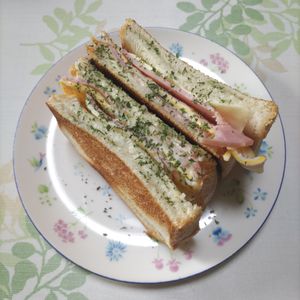 KUMIKOの作ってみた!投稿(フライパンで簡単カフェ風【とろけるハムチーズのホットサンド】)