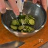 ただ混ぜるだけ。米が一瞬で消える程旨い【ピリ辛爆弾飯】の下準備