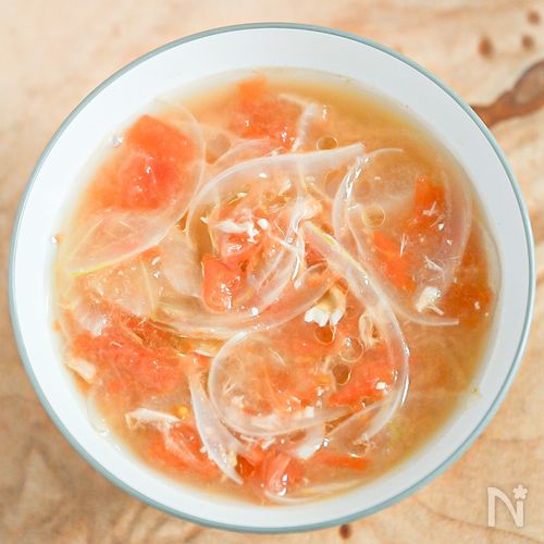短い煮込み時間でOK！新玉ねぎとツナ缶のトマトみそ汁