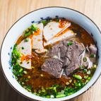 辛くて爽快。ベトナム中部の古都フエの名物麺料理。ブンボーフエ