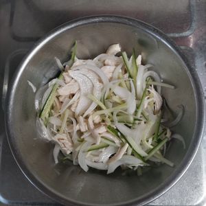 KUMIKOの作ってみた!投稿(レンジで簡単！ヘルシー副菜「鶏ささみと新玉ねぎのマリネ」)