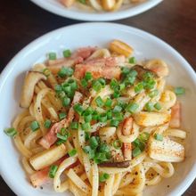 【エリンギとベーコンの香味バター焼うどん】冷凍うどんで簡単