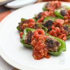 ピーマンの肉詰め、ごきげんサルサソース