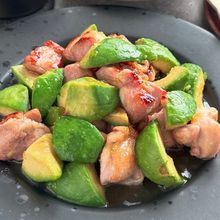 おうち居酒屋に♪簡単【鶏もも肉とアボカドのアジアン焼き鳥】