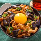 【レンジだけ！包丁不要♪豚バラとなすのスタ丼】食欲そそる！