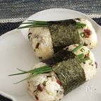 塩こぶとちりめんじゃこのドライトマト入りオイルおにぎり。