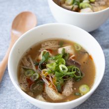 豆腐とひき肉の黒ごま味噌スープ