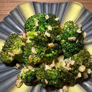 楽ラク手抜キッチン🐶🐾の作ってみた!投稿(うま味たっぷり🤤ブロッコリーのにんにく酒蒸し🥦😋🥦)
