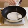 混ぜて焼くだけ、簡単皮から作る「揚げない米粉春巻き」の工程3