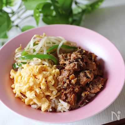 <フライパン1つで完成>さばの味噌煮缶を使った3色丼ぶり