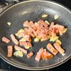 がつんとウマい！【ベーコンとピーマンのガリバタ焼きうどん】の工程2