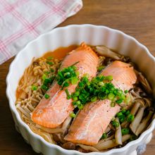 レンジでほったらかし！鮭ときのこの牡蠣だしバター蒸し