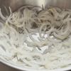 【新玉ねぎの油揚げサラダ】たんぱく質とボリュームちょい足し♩の下準備