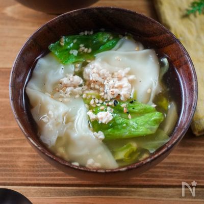 鶏ひき肉とレタスのワンタンスープ
