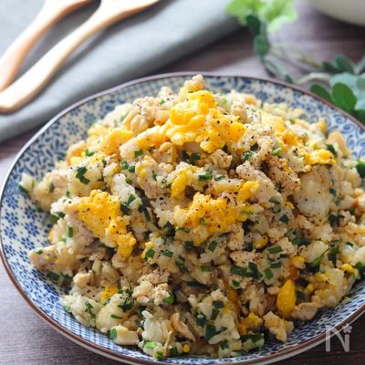 【鶏ひき肉とちくわのガーリックニラ炒飯】パパっとできて激旨!