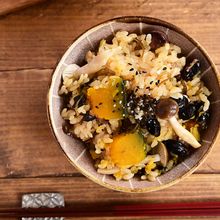 しっとりカボチャの「蒸し黒豆とカボチャの塩昆布釜飯」