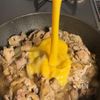 とろとろ卵がたまらん｢豚と玉ねぎの卵とじ｣の工程2