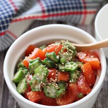 3分で完成！白だしでさっぱり♡トマトとオクラのごまおかか和え