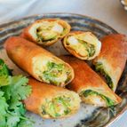 食欲そそるたまらない香り♪ 海老とパクチーのカレー春巻き