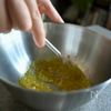ニンニク麹でつくる【ケールとナッツの贅沢サラダ】の工程1