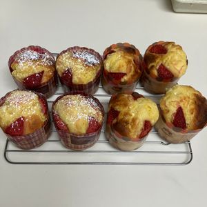 みっちゃんの作ってみた!投稿(バター不要！イチゴとホワイトチョコのヨーグルトマフィン)