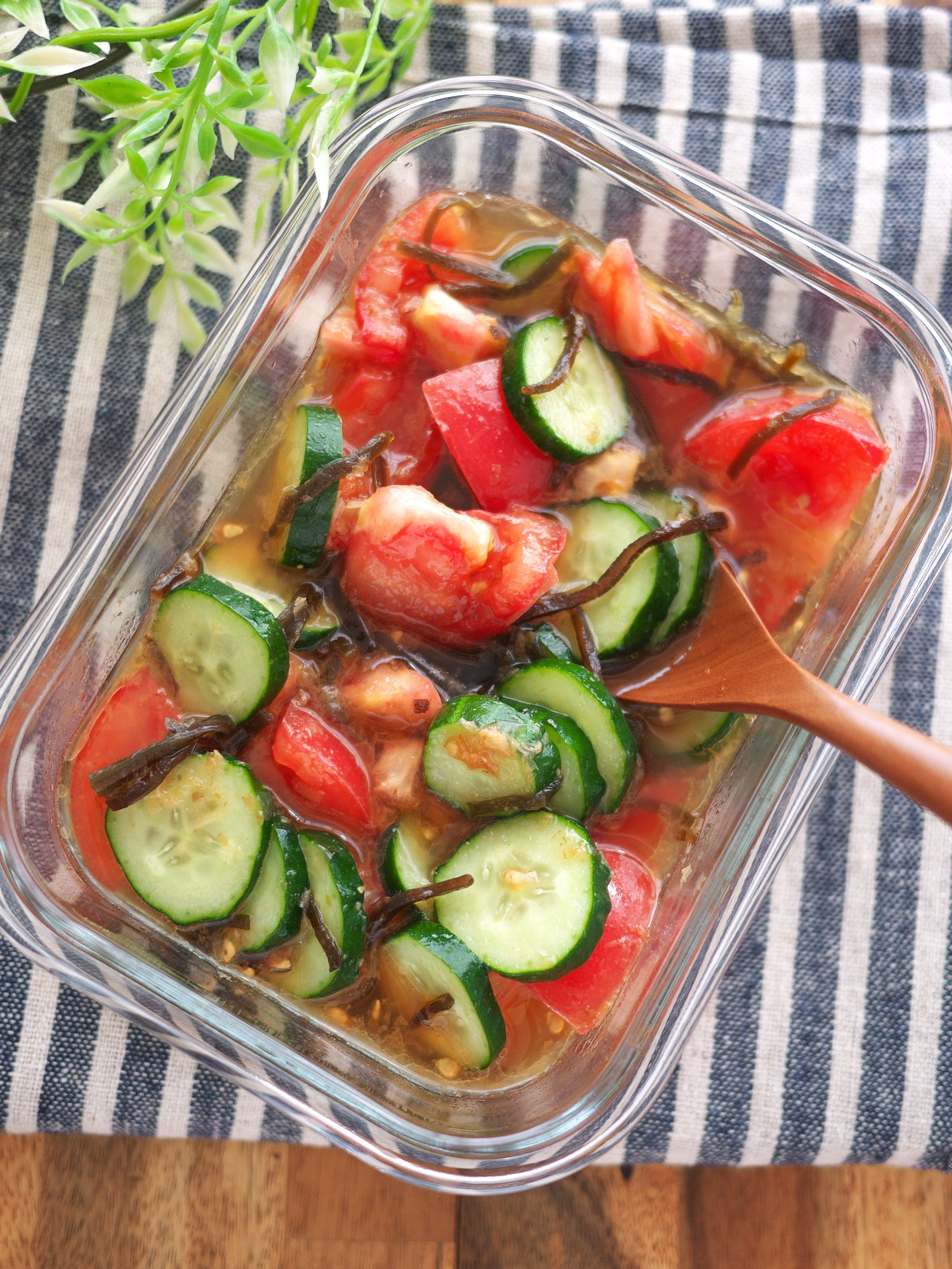 切って漬けるだけ簡単！『トマトときゅうりの夏野菜だし漬け