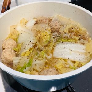 しーちゃんの作ってみた!投稿(ふんわり肉団子と白菜の中華煮込み。)