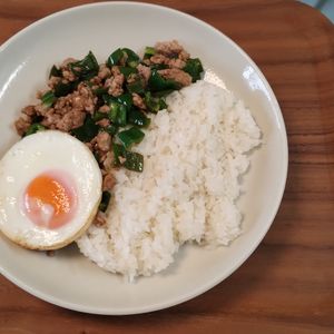 ゆの作ってみた!投稿(【豚そぼろピーマンのガーリックメシ】時短で大満足！)