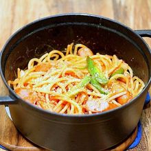 太麺だからできある「ストウブ鍋で蒸しナポリタン」