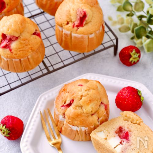 混ぜて焼くだけ♪いちごとクリームチーズの米粉マフィン