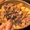 旨み溢れる♪【新じゃがと豚こまの塩昆布アヒージョ】の工程2