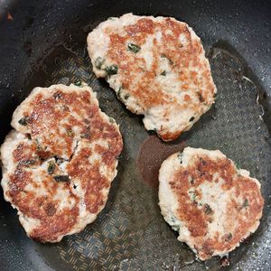 トルテの作ってみた!投稿(【梅しそおかかの豚つくね】さっぱり和風～混ぜて焼くだけ！)