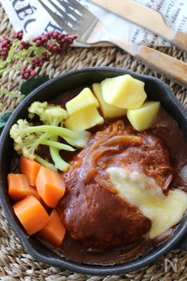 肉汁じゅわっ デミグラスソースのチーズイン煮込みハンバーグ By Maron 青木ゆかり レシピサイト Nadia ナディア プロの料理家のおいしいレシピ