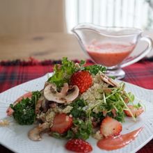 ケールとキヌアのサラダいちごドレッシング