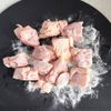 ご飯が止まらない！さつまいもの甘辛チキンの工程2