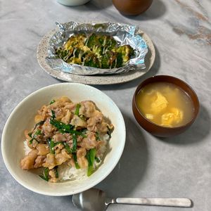 ぽてちの作ってみた!投稿(【豚ニラスタ丼】がっつり♡簡単10分どんぶり！)