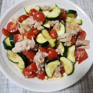 とももの作ってみた!投稿(【豚バラズッキーニの旨塩にんにく炒め】カリじゅわ♪夏味おかず)