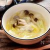 寒い日にぴったり！しょうが香る白菜としめじの中華スープ
