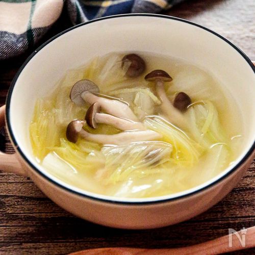 寒い日にぴったり！しょうが香る白菜としめじの中華スープ
