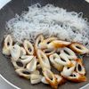あと一品に！パパッと作れる【ちくわとしらたきの甘辛炒め】の工程2