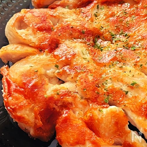 カリカリで旨い!鶏むね肉がジューシーに仕上がる「鶏チー焼き」