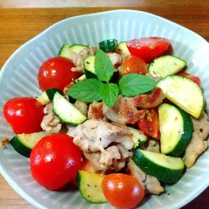 チョロリスの作ってみた!投稿(【豚バラズッキーニの旨塩にんにく炒め】カリじゅわ♪夏味おかず)