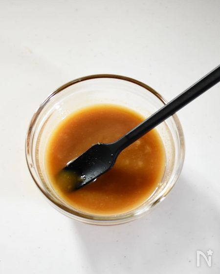 調味料を混ぜ合わせる