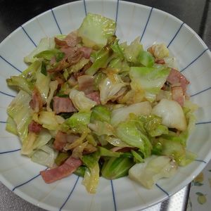 鶏皮坊主の作ってみた!投稿(春キャベツとベーコンのにんにくオイル蒸し)
