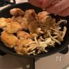 ただ焼いて混ぜるだけ【鶏モモの高菜マヨチーズ】の工程3