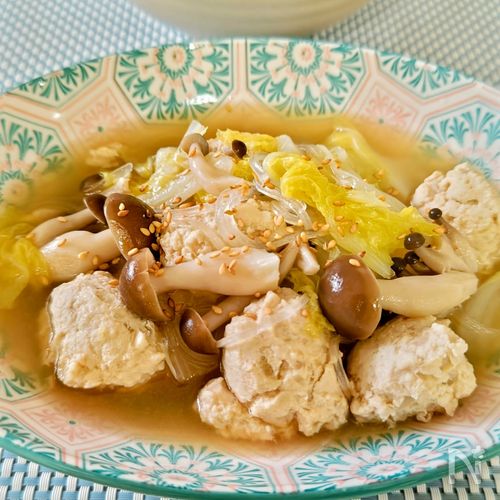 【鶏団子鍋】寒い日はこれで決まり。器に盛り付けてスープ風に。